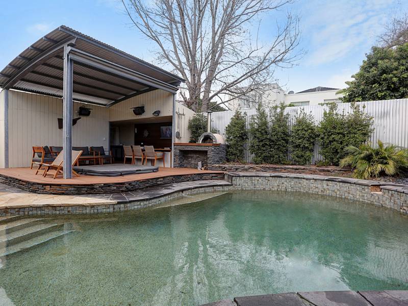 6 Iona Avenue, BRIGHTON, VIC 3186 Australia